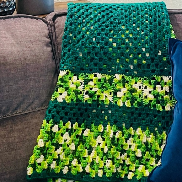 Hand knit throw blanket in various green shades - Picture 6 of 9